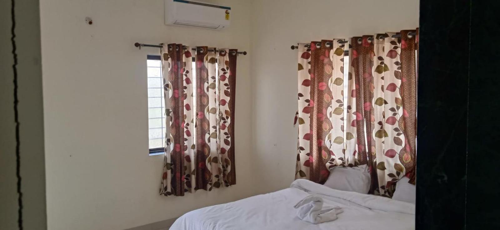 Blue Bell Homestay Lonavla Zewnętrze zdjęcie